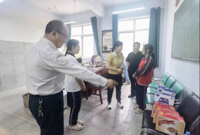 http://www.editingcollege.com结对帮扶爱心水协—会员单位看望学生